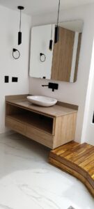 baño con toques de madera